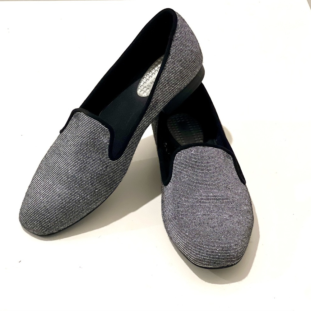 Com +Sens Women's Gloriette Silver Slip On Loafer
Cushioned Footbed Sz 6.5